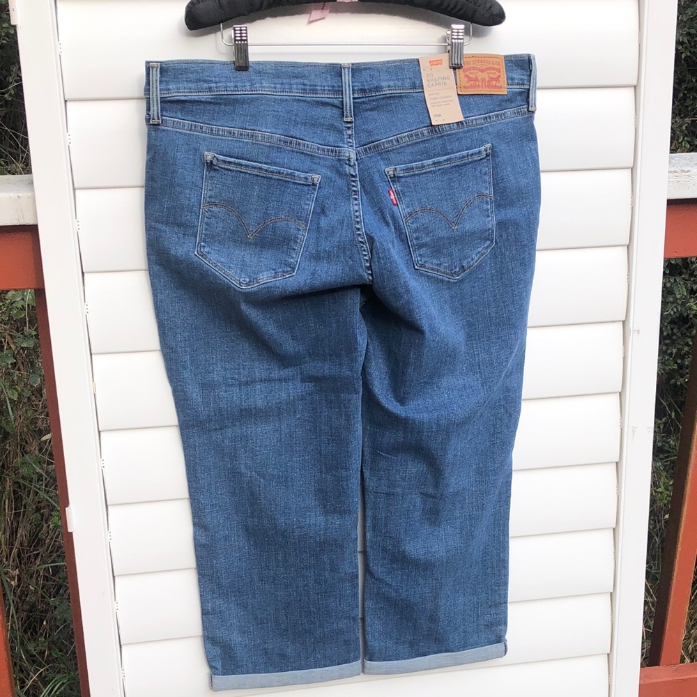 Levi's Women's Blue Denim Capris - Picture 6 of 8